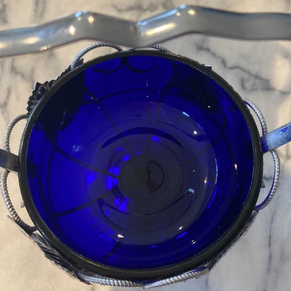 Vintage Cobalt Blue Glass and Silver Plate Basket with Leaf Motif. - Picture 3 of 5